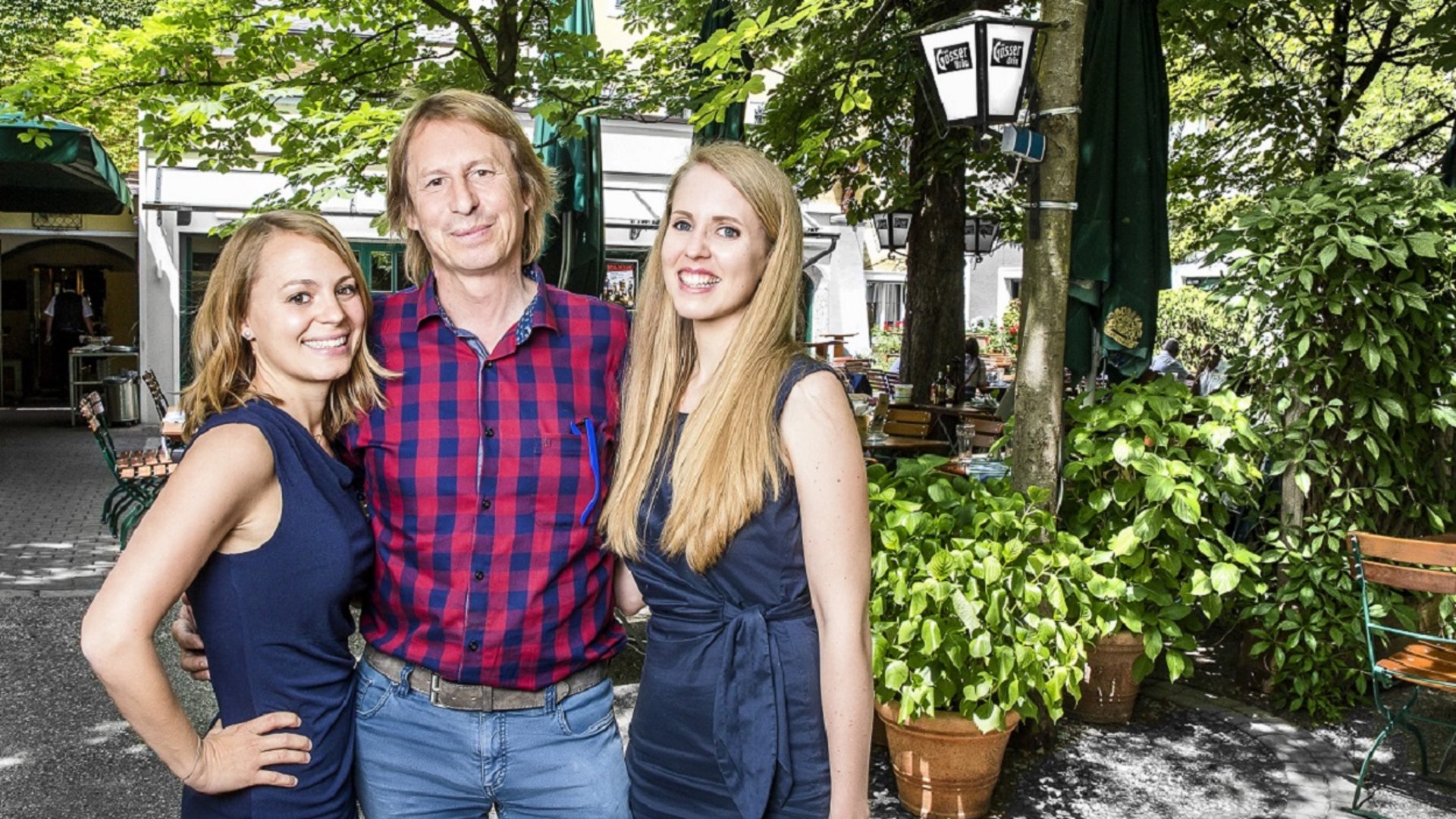 Foto: Fotostudio Eder Linz: Fotografie Julia Mühlberger, Bildbearbeitung Ella Kronberger: Familie Wanik Gösserbräu Jörg Wanik steht mit seinen Töchtern im Gastgarten des Gösserbräu.
